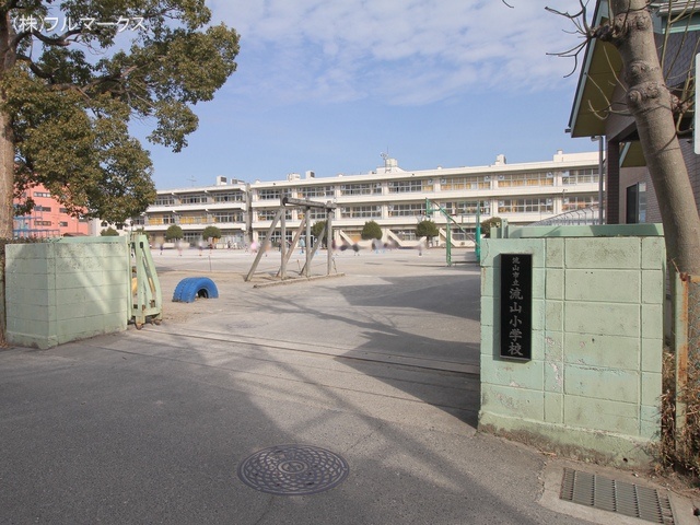 流山市立流山小学校　距離３９０ｍ